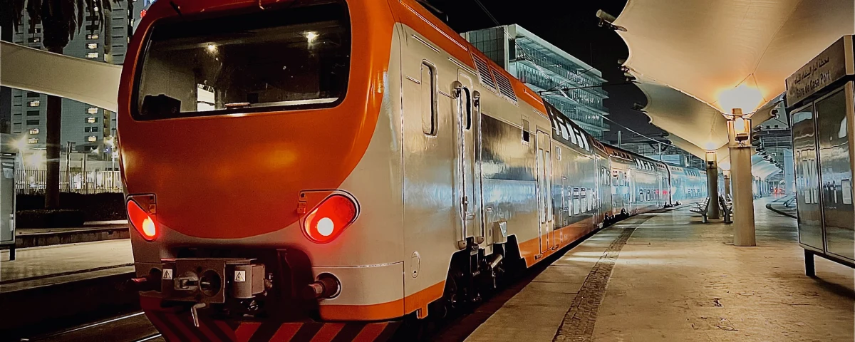Elettrotreno a due piani durante prove tecniche in un deposito ferroviario marocchino